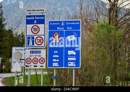 Österreich - 1. Mai 2024: Symbolisches Bild der obligatorischen Vignette auf österreichischen Autobahnen. Schild in Österreich vor der Autobahn mit Vignettenpflicht *** Symbolbild Vignettenpflicht auf österreichischen Autobahnen. Schild auf einer Straße in Österreich vor der Autobahn mit dem Hinweis auf die Vignettenpflicht Stockfoto