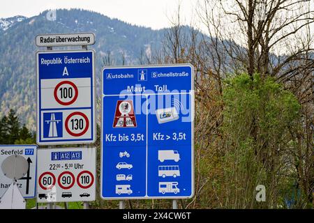 Österreich - 1. Mai 2024: Symbolisches Bild der obligatorischen Vignette auf österreichischen Autobahnen. Schild in Österreich vor der Autobahn mit Vignettenpflicht *** Symbolbild Vignettenpflicht auf österreichischen Autobahnen. Schild auf einer Straße in Österreich vor der Autobahn mit dem Hinweis auf die Vignettenpflicht Stockfoto