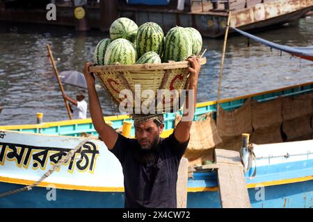 Dhaka, Dhaka, Bangladesch. Mai 2024. Arbeiter entladen Wassermelonen von Booten in Sadarghat in Dhaka. Im südlichen Bangladesch werden Wassermelonensamen im November-Dezember ausgesät und von März bis Mai vermarktet. Diese Wassermelonen werden per Boot zum Verkauf ins Land geschickt. (Kreditbild: © Syed Mahabubul Kader/ZUMA Press Wire) NUR REDAKTIONELLE VERWENDUNG! Nicht für kommerzielle ZWECKE! Stockfoto