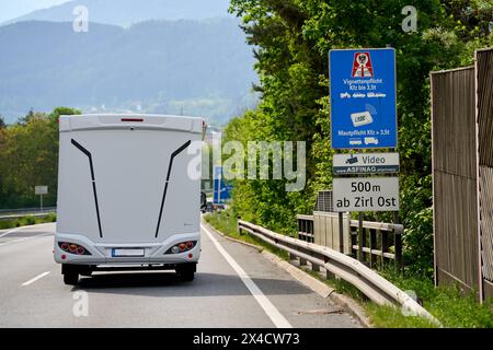 Österreich - 1. Mai 2024: Symbolisches Bild der obligatorischen Vignette auf österreichischen Autobahnen. Schild in Österreich vor der Autobahn mit Vignettenpflicht *** Symbolbild Vignettenpflicht auf österreichischen Autobahnen. Schild auf einer Straße in Österreich vor der Autobahn mit dem Hinweis auf die Vignettenpflicht Stockfoto