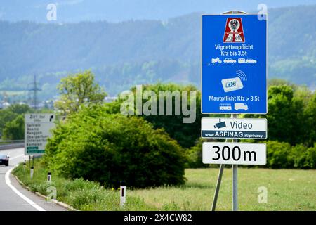 Österreich - 1. Mai 2024: Symbolisches Bild der obligatorischen Vignette auf österreichischen Autobahnen. Schild in Österreich vor der Autobahn mit Vignettenpflicht *** Symbolbild Vignettenpflicht auf österreichischen Autobahnen. Schild auf einer Straße in Österreich vor der Autobahn mit dem Hinweis auf die Vignettenpflicht Stockfoto