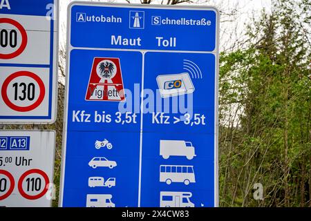 Österreich - 1. Mai 2024: Symbolisches Bild der obligatorischen Vignette auf österreichischen Autobahnen. Schild in Österreich vor der Autobahn mit Vignettenpflicht *** Symbolbild Vignettenpflicht auf österreichischen Autobahnen. Schild auf einer Straße in Österreich vor der Autobahn mit dem Hinweis auf die Vignettenpflicht Stockfoto