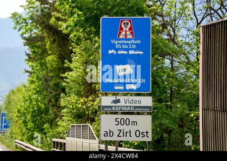 Österreich - 1. Mai 2024: Symbolisches Bild der obligatorischen Vignette auf österreichischen Autobahnen. Schild in Österreich vor der Autobahn mit Vignettenpflicht *** Symbolbild Vignettenpflicht auf österreichischen Autobahnen. Schild auf einer Straße in Österreich vor der Autobahn mit dem Hinweis auf die Vignettenpflicht Stockfoto