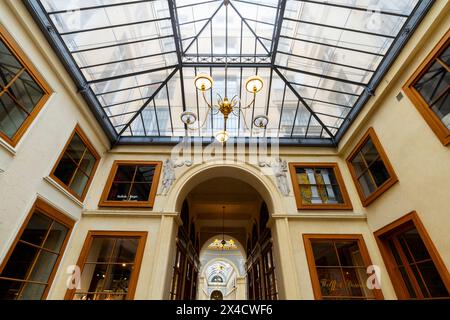 Die Galerie Vivienne ist eine der emblematischsten überdachten Passagen in Paris, Frankreich. Die Galerie wurde 1823 von Marchoux, dem Präsidenten der Cham, erbaut Stockfoto