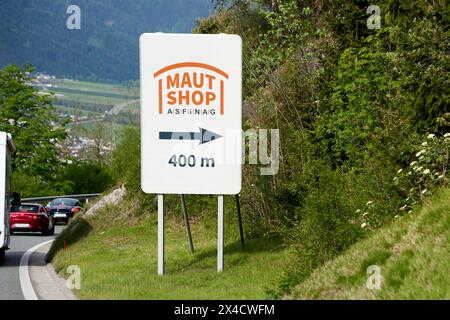 Österreich - 1. Mai 2024: Symbolisches Bild der obligatorischen Vignette auf österreichischen Autobahnen. Schild mit Wegweiser zur ASFINAG Mautstelle *** Symbolbild Vignettenpflicht auf österreichischen Autobahnen. Schild mit Wegweiser zum Maut Shop von ASFINAG Stockfoto