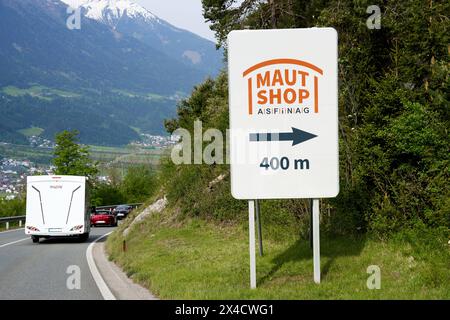 Österreich - 1. Mai 2024: Symbolisches Bild der obligatorischen Vignette auf österreichischen Autobahnen. Schild mit Wegweiser zur ASFINAG Mautstelle *** Symbolbild Vignettenpflicht auf österreichischen Autobahnen. Schild mit Wegweiser zum Maut Shop von ASFINAG Stockfoto