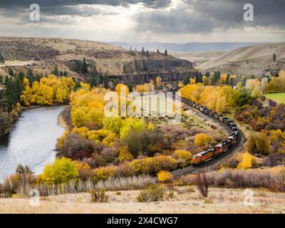 USA, Washington State, Kittitas County. Burlington Northern Santa Fe Zug entlang des Yakima River. (Nur Für Redaktionelle Zwecke) Stockfoto