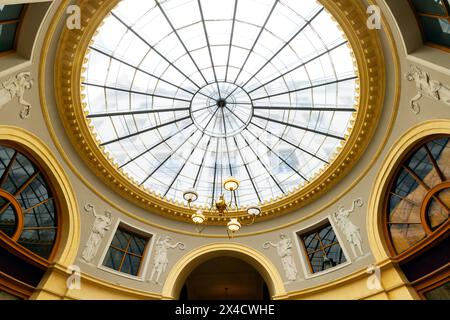 Die Galerie Vivienne ist eine der emblematischsten überdachten Passagen in Paris, Frankreich. Die Galerie wurde 1823 von Marchoux, dem Präsidenten der Cham, erbaut Stockfoto