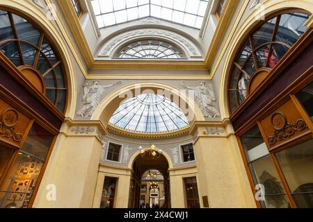 Die Galerie Vivienne ist eine der emblematischsten überdachten Passagen in Paris, Frankreich. Die Galerie wurde 1823 von Marchoux, dem Präsidenten der Cham, erbaut Stockfoto