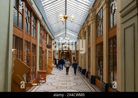 Die Galerie Vivienne ist eine der emblematischsten überdachten Passagen in Paris, Frankreich. Die Galerie wurde 1823 von Marchoux, dem Präsidenten der Cham, erbaut Stockfoto