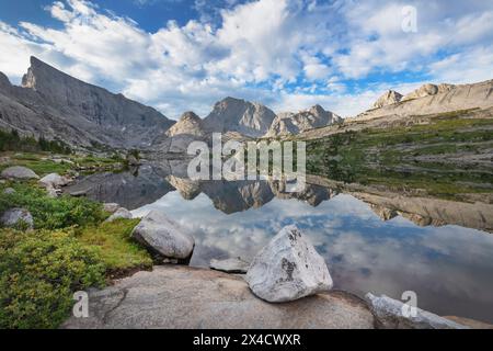 East Temple und Temple Peaks spiegeln sich in einem tiefen See. Bridger Wilderness Wind River Range, Wyoming. Stockfoto