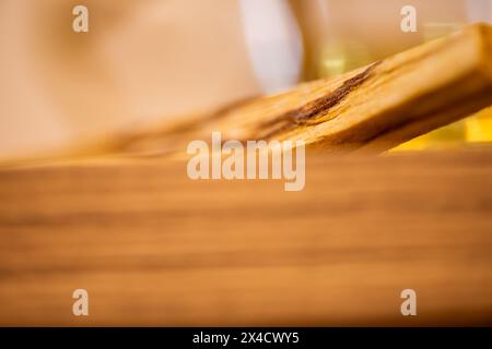 Ein Makrofoto zeigt die komplizierten Details und die natürliche Schönheit eines Palo Santo Sticks, bekannt für seinen heiligen Duft und seine heilenden Eigenschaften. Stockfoto