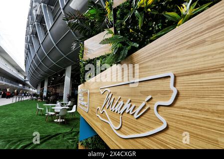 Miami, USA. Mai 2024. Fahrerlager-Atmosphäre. Formel-1-Weltmeisterschaft, Rd 6, Miami Grand Prix, Donnerstag, 2. Mai 2024. Miami International Autodrome, Miami, Florida, USA. Quelle: James Moy/Alamy Live News Stockfoto