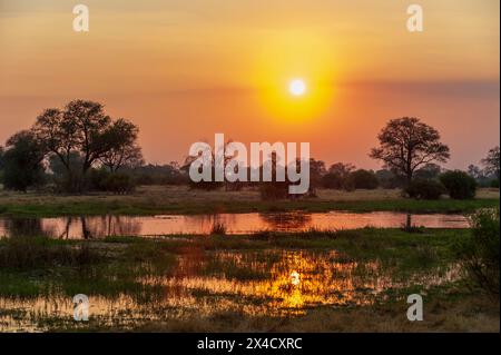 Ein malerischer Sonnenuntergang über dem Fluss Khwai. Khwai River, Okavango Delta, Botswana. Stockfoto