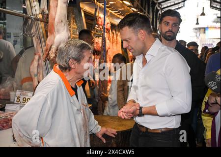 Athen, Griechenland. 2. Mai 2024. Der Vorsitzende der SYRIZA-Partei Stefanos Kasselakis trifft sich mit den Metzgern in der Varvakios Agora. Griechisch-orthodoxe Christen kämpfen darum, sich Feiertagsleckereien zu leisten, da die Lebenshaltungskrise die Osterferien hart trifft. Quelle: Dimitris Aspiotis/Alamy Live News Stockfoto