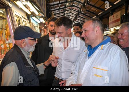 Athen, Griechenland. 2. Mai 2024. Der Vorsitzende der SYRIZA-Partei Stefanos Kasselakis trifft sich mit den Metzgern in der Varvakios Agora. Griechisch-orthodoxe Christen kämpfen darum, sich Feiertagsleckereien zu leisten, da die Lebenshaltungskrise die Osterferien hart trifft. Quelle: Dimitris Aspiotis/Alamy Live News Stockfoto