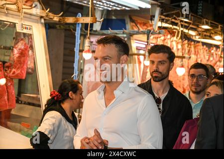 Athen, Griechenland. 2. Mai 2024. Der Vorsitzende der SYRIZA-Partei Stefanos Kasselakis trifft sich mit den Metzgern in der Varvakios Agora. Griechisch-orthodoxe Christen kämpfen darum, sich Feiertagsleckereien zu leisten, da die Lebenshaltungskrise die Osterferien hart trifft. Quelle: Dimitris Aspiotis/Alamy Live News Stockfoto