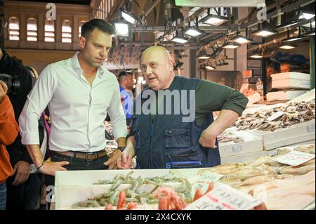 Athen, Griechenland. 2. Mai 2024. Der Vorsitzende der SYRIZA-Partei Stefanos Kasselakis trifft sich mit Fischhändlern auf der Varvakios Agora. Griechisch-orthodoxe Christen kämpfen darum, sich Feiertagsleckereien zu leisten, da die Lebenshaltungskrise die Osterferien hart trifft. Quelle: Dimitris Aspiotis/Alamy Live News Stockfoto