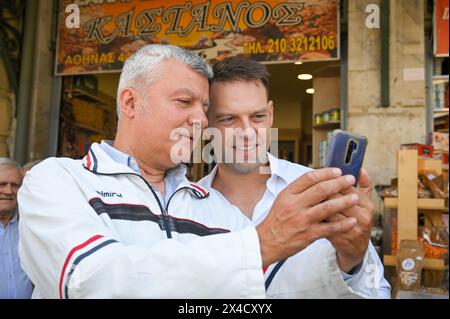 Athen, Griechenland. 2. Mai 2024. Der Hauptoppositionelle SYRIZA-Parteichef Stefanos Kasselakis macht Selfies mit einem Ladenbesitzer in der Varvakios Agora. Griechisch-orthodoxe Christen kämpfen darum, sich Feiertagsleckereien zu leisten, da die Lebenshaltungskrise die Osterferien hart trifft. Quelle: Dimitris Aspiotis/Alamy Live News Stockfoto