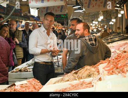 Athen, Griechenland. 2. Mai 2024. Der Vorsitzende der SYRIZA-Partei Stefanos Kasselakis trifft sich mit Fischhändlern auf der Varvakios Agora. Griechisch-orthodoxe Christen kämpfen darum, sich Feiertagsleckereien zu leisten, da die Lebenshaltungskrise die Osterferien hart trifft. Quelle: Dimitris Aspiotis/Alamy Live News Stockfoto