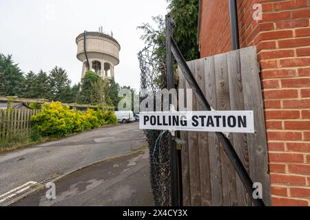 Wallingford, England, Großbritannien. Donnerstag, 1. Wallingford geht zu den Wahlen für die Kommunalwahlen am 2. Mai 2024, um zu entscheiden, wer zum Polizeikommissar gewählt wird. Wahlschild auf der Allnatt Avenue, in der Nähe des Beeching Way. Quelle: Lu Parrott / Alamy Live News Stockfoto