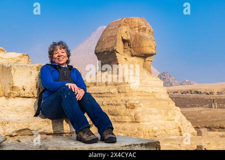 Gizeh, Kairo, Ägypten. Touristen vor der Großen Sphinx am Großen Pyramidenkomplex. (Nur Für Redaktionelle Zwecke) Stockfoto