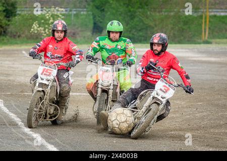 Action während des Eröffnungsspiels der Elite 1-Meisterschaft zwischen Moto Ball Club de St Georges und MBC Houlgate. Stockfoto