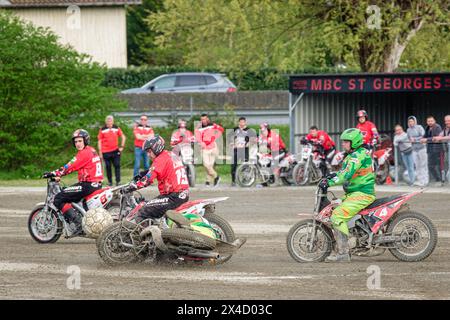 Action während des Eröffnungsspiels der Elite 1-Meisterschaft zwischen Moto Ball Club de St Georges und MBC Houlgate. Stockfoto