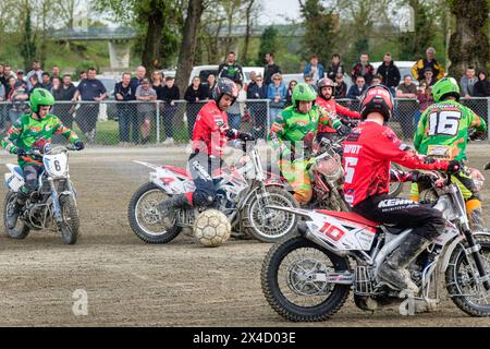 Action während des Eröffnungsspiels der Elite 1-Meisterschaft zwischen Moto Ball Club de St Georges und MBC Houlgate. Stockfoto