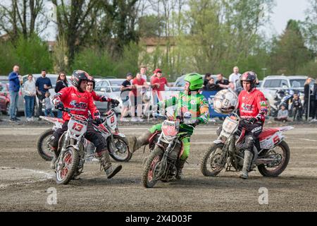 Action während des Eröffnungsspiels der Elite 1-Meisterschaft zwischen Moto Ball Club de St Georges und MBC Houlgate. Stockfoto