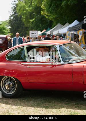 Oldtimer-Besitzer entspannen sich auf einer Oldtimer-Ausstellung in England, Großbritannien - Haslemere Classic Car Show im Mai 2023 Stockfoto