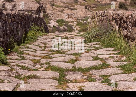 Granitfelsen-Gehweg über eine mittelalterliche Brücke Stockfoto