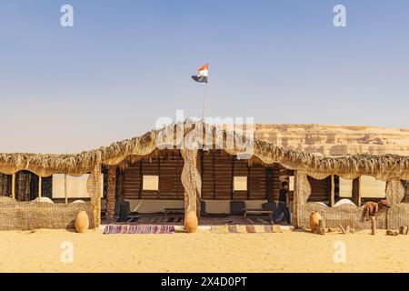 Wadi al Hitan, Faiyum, Ägypten. Sonnenschutzgebäude an der paläontologischen Stätte Wadi el-Hitan. (Nur Für Redaktionelle Zwecke) Stockfoto