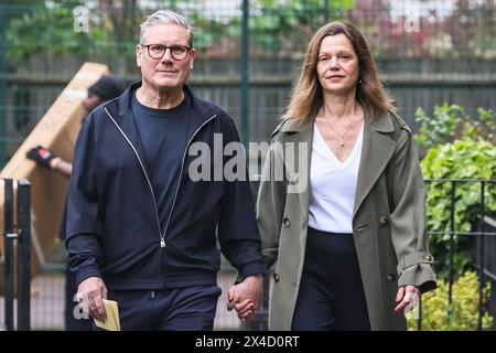 London, Großbritannien. Mai 2024. Sir Keir Starmer, Vorsitzender der Labour Party, wird in seinem Wahllokal mit seiner Frau Victoria in der Nähe von Kentish Town gesehen, um bei den Kommunalwahlen in Großbritannien, den letzten Routinewahlen vor den Parlamentswahlen, zu wählen. Quelle: Imageplotter/Alamy Live News Stockfoto