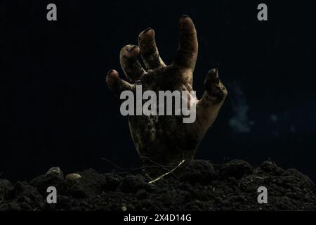 Halloween Zombie Hand isoliert auf schwarzem Hintergrund. Horror Halloween Konzept Stockfoto