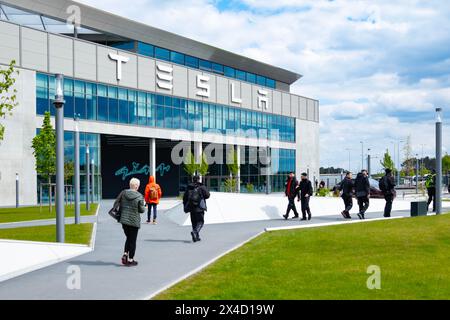 Diverse Gruppe Arbeitskräfte Gigafactory Berlin-Brandenburg, Tesla-Arbeiter verlassen das Werk nach Schicht, Automobilbau in Europa, Berlin Stockfoto