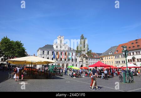 Weimar 01.05.2024, Weimar, Marktplatz mit historischem Rathaus, viele Staende unterschiedliche Parteien / Gruppierungen befinden sich im Wahlkampf der bevorstehenden Kommunalwahl und haben Ihre Staende aufgebaut *** Weimar 01 05 2024, Weimar, Marktplatz mit historischem Rathaus, viele Standpunkte verschiedener Parteigruppen sind im Wahlkampf für die bevorstehenden Kommunalwahlen vertreten und haben ihre Standpunkte aufgestellt Stockfoto