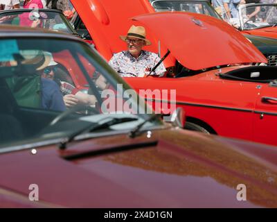 Oldtimer-Besitzer entspannen sich auf einer Oldtimer-Ausstellung in England, Großbritannien - Haslemere Classic Car Show im Mai 2023 Stockfoto