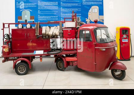 Ein Pentaro-Ape aus den 60er Jahren, der von den Feuerwehrleuten im Piaggio-Museum in Pontedera, Italien, verwendet wurde Stockfoto