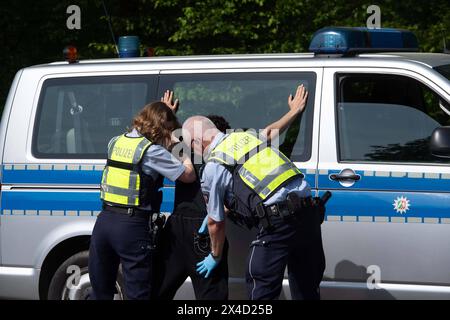 Darstellung: Soldaten auf Streife nehmen einen Verdaechtigen fest und ueberpruefen ihn, Leibesvisitation, Durchsuchung, Uebergabe an die Polizei, allgemein, Feature, Randmotiv, Symbolfoto Kontrollposten, Checkpoint, Bundeswehr-Uebung AGILES ROSS im Rahmen der bundesweiten Uebung LANDESVORMUND, die nordrhein-westfaelischen Heimatschutzkraefte des Heimatschutzregiments 2 aus Münster uebenin der Wahner Heide bei Troisdorf Altenrath, 02.05.2024, *** Darstellung Soldaten auf Streifenpolizei verhaften einen Verdächtigen und kontrollieren, Körpersuche, Suche, Übergabe an die Polizei, General, Merkmal, Grenzmotiv, Sym Stockfoto