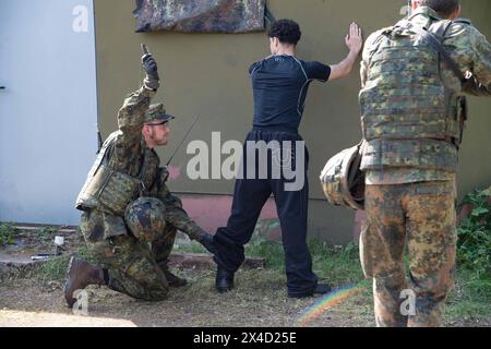 Darstellung: Soldaten auf Streife nehmen einen Verdaechtigen fest und ueberpruefen ihn, Leibesvisitation, Durchsuchung, allgemein, Feature, Randmotiv, Symbolfoto Kontrollposten, Checkpoint, Bundeswehr-Uebung AGILES ROSS im Rahmen der bundesweiten Uebung NATIONALWÄCHTER, die nordrhein-westfaelischen Heimatschutzkraefte des Heimatschutzregiments 2 aus Münster uebenin der Wahner Heide bei Troisdorf Altenrath, 02.05.2024, *** Bildsoldaten auf Patrouille verhaften einen Verdächtigen und überprüfen, Körpersuche, allgemein, Merkmal, Grenzmotiv, symbolischer Fotocheckpunkt, Checkpoint, Bundeswehr Exercise AG Stockfoto