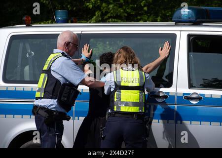 Darstellung: Soldaten auf Streife nehmen einen Verdaechtigen fest und ueberpruefen ihn, Leibesvisitation, Durchsuchung, Uebergabe an die Polizei, allgemein, Feature, Randmotiv, Symbolfoto Kontrollposten, Checkpoint, Bundeswehr-Uebung AGILES ROSS im Rahmen der bundesweiten Uebung LANDESVORMUND, die nordrhein-westfaelischen Heimatschutzkraefte des Heimatschutzregiments 2 aus Münster uebenin der Wahner Heide bei Troisdorf Altenrath, 02.05.2024, *** Darstellung Soldaten auf Streifenpolizei verhaften einen Verdächtigen und kontrollieren, Körpersuche, Suche, Übergabe an die Polizei, General, Merkmal, Grenzmotiv, Sym Stockfoto