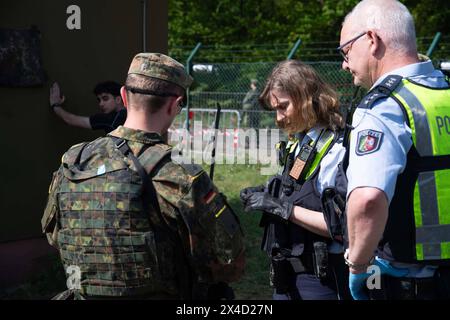 Darstellung: Soldaten auf Streife nehmen einen Verdaechtigen fest und ueberpruefen ihn, Leibesvisitation, Durchsuchung, Uebergabe an die Polizei, allgemein, Feature, Randmotiv, Symbolfoto Kontrollposten, Checkpoint, Bundeswehr-Uebung AGILES ROSS im Rahmen der bundesweiten Uebung LANDESVORMUND, die nordrhein-westfaelischen Heimatschutzkraefte des Heimatschutzregiments 2 aus Münster uebenin der Wahner Heide bei Troisdorf Altenrath, 02.05.2024, *** Darstellung Soldaten auf Streifenpolizei verhaften einen Verdächtigen und kontrollieren, Körpersuche, Suche, Übergabe an die Polizei, General, Merkmal, Grenzmotiv, Sym Stockfoto