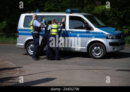 Darstellung: Soldaten auf Streife nehmen einen Verdaechtigen fest und ueberpruefen ihn, Leibesvisitation, Durchsuchung, Uebergabe an die Polizei, allgemein, Feature, Randmotiv, Symbolfoto Kontrollposten, Checkpoint, Bundeswehr-Uebung AGILES ROSS im Rahmen der bundesweiten Uebung LANDESVORMUND, die nordrhein-westfaelischen Heimatschutzkraefte des Heimatschutzregiments 2 aus Münster uebenin der Wahner Heide bei Troisdorf Altenrath, 02.05.2024, *** Darstellung Soldaten auf Streifenpolizei verhaften einen Verdächtigen und kontrollieren, Körpersuche, Suche, Übergabe an die Polizei, General, Merkmal, Grenzmotiv, Sym Stockfoto