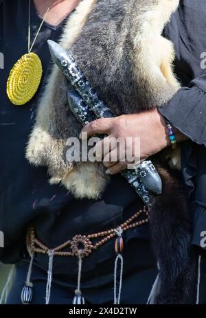 Die menschliche Hand hält rituelle Klappern für den Willkommensritus bei einer indigenen Gemeinde in Australien Stockfoto