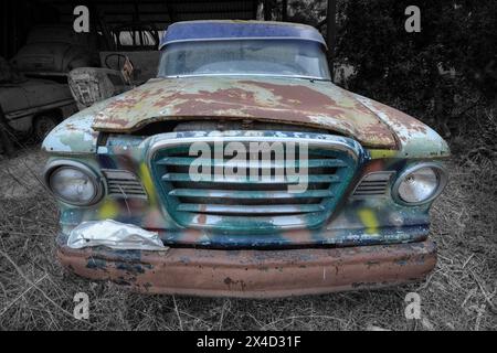 Ein Frontfoto eines alten rostigen und verlassenen amerikanischen Pick-up-Trucks Stockfoto