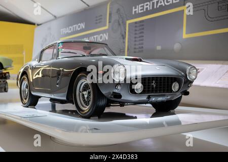 MODENA, ITALIEN - 21. APRIL 2022: Silbernes Ferrari 250 GT Berlinetta SWB Vintage Retro Fahrzeug im Enzo Ferrari Museum in Modena auf Sockel Stockfoto