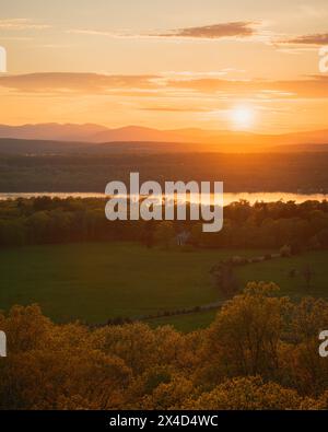 Blick auf den Sonnenuntergang über den Hudson River vom Feuerturm am Mount Rutsen im Ferncliff Forest, Rhinebeck, New York Stockfoto