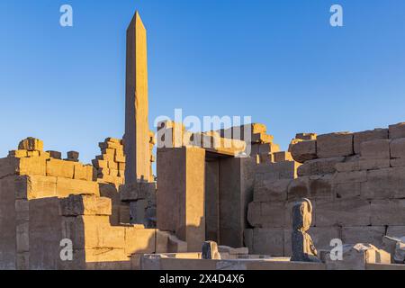 Karnak, Luxor, Ägypten. Obelisk am Karnak Tempelkomplex. Stockfoto