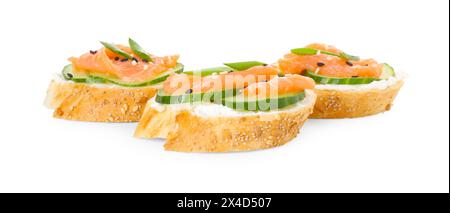 Leckere Kanapees mit Lachs, Gurke und Frischkäse isoliert auf weiß Stockfoto